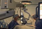 Herzig Eye Institute est l'un des établissements choisis par la province pour offrir des chirurgies supplémentaires de la cataracte.  Le Dr Sheldon Herzig effectuant une intervention chirurgicale à son emplacement de Toronto, le 18 janvier 2023.
