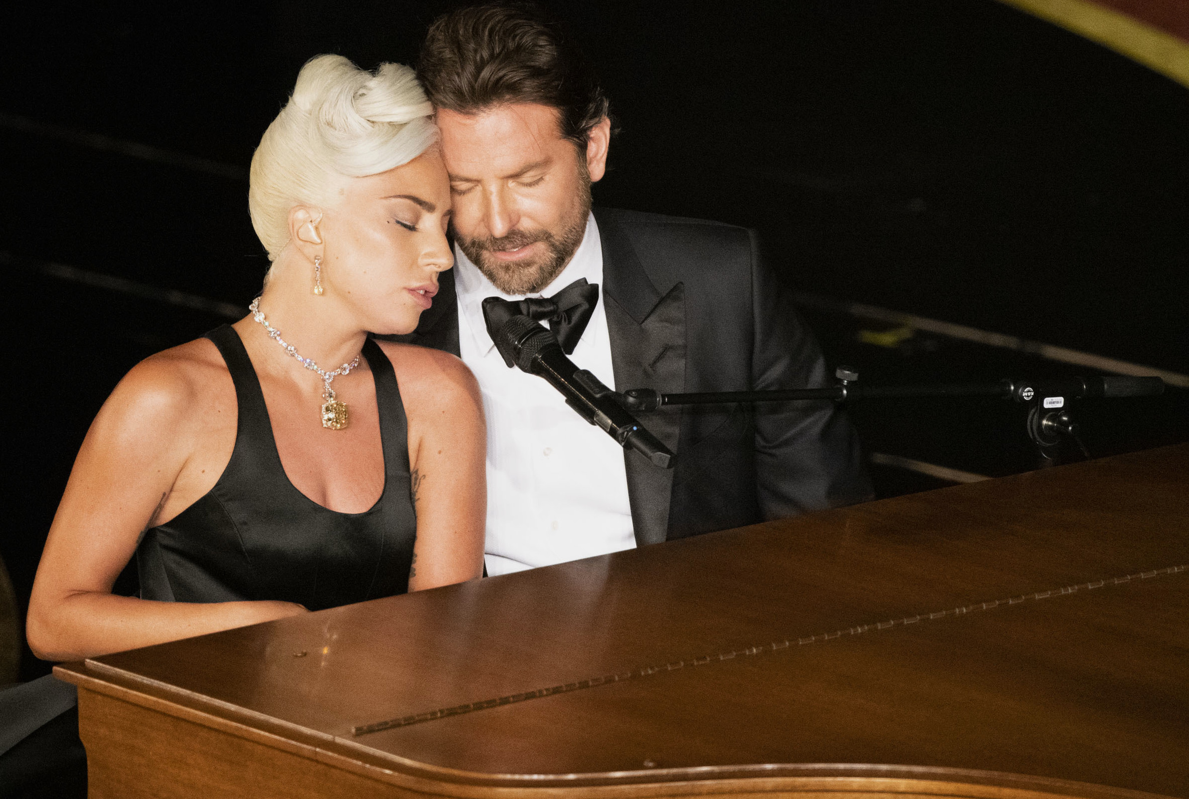 Lady Gaga et Bradley Cooper se produisent "Peu profond" aux 91e Oscars
