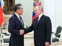 Le président russe Vladimir Poutine serre la main du directeur chinois du Bureau de la Commission centrale des affaires étrangères Wang Yi lors d'une réunion à Moscou, en Russie, le 22 février 2023. 