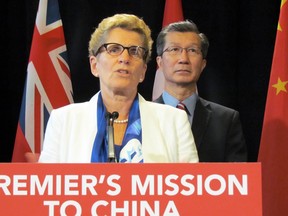 L'ancienne première ministre de l'Ontario Kathleen Wynne avec Michael Chan, alors ministre du Commerce international, en 2014.