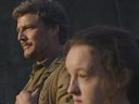 Pedro Pascal et Bella Ramsey jouent dans The Last of Us de HBO.