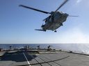 L'hélicoptère Cyclone qui s'est écrasé au large des côtes grecques le 29 avril 2020 est montré environ deux mois auparavant en train d'opérer à partir du NCSM Frederiction.