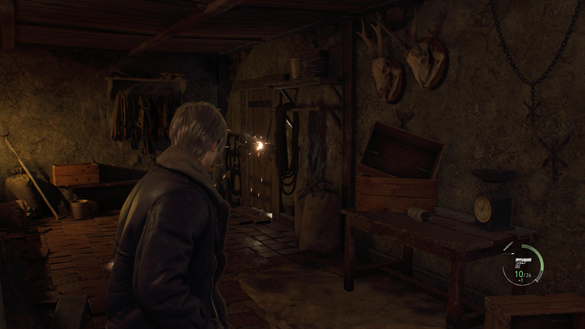 Capture d'écran de la démo PS5 de Resident Evil 4 Remake Chainsaw montrant Leon se battant dans le village