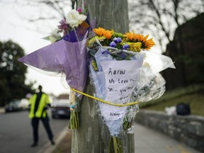 Des fleurs sont fixées à un poteau en souvenir de Karon Blake, 13 ans, au coin de Quincy Street NE et Michigan Avenue NE dans le quartier de Brookland à Washington, le 10 janvier 2023.