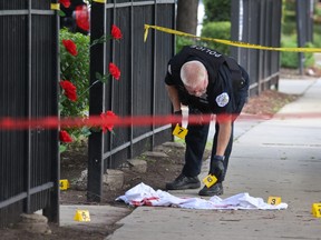 La police enquête sur une scène de crime où trois personnes ont été abattues dans le complexe résidentiel de Wentworth Gardens dans le quartier de Bridgeport le 23 juin 2021 à Chicago.