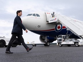 Le premier ministre Justin Trudeau se dirige vers un CC-150 Polaris de l'ARC à Ottawa alors qu'il part pour un voyage international de 10 jours le mardi 21 juin 2022.
