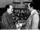 Le premier ministre Pierre Trudeau serre la main de Mao Tse-tung, chef du parti de la République populaire de Chine, lors d'une visite officielle le 13 octobre 1973.