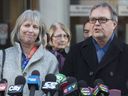 Clayton Babcock (à droite) et Linda Babcock ont ​​lu une déclaration devant un palais de justice de Toronto le 26 février 2018, après une audience de détermination de la peine pour Dellen Millard et Mark Smich, qui ont été reconnus coupables du meurtre au premier degré de leur fille Laura Babcock.