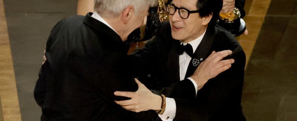Ke Huy Quan et Harrison Ford se retrouvent aux Oscars en tant qu'acteurs d'Indiana Jones partageant un câlin émotionnel sur scène