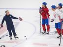 L'entraîneur-chef des Canadiens de Montréal, Martin St. Louis, à gauche, s'entretient avec Michael Pezzetta, à gauche, Rafaël Harvey-Pinard et Jesse Ylönen lors d'un entraînement à Brossard le 18 janvier 2023.