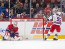 Mika Zibanejad des Rangers de New York bat Sam Montembault des Canadiens de Montréal pour le but gagnant lors de la fusillade d'un match de la Ligue nationale de hockey à Montréal le jeudi 9 mars 2023.