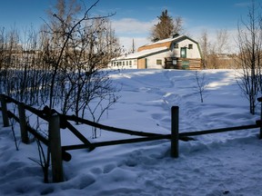 Une grange construite vers 1910 par Norman Willans se dresse près de l'extrémité ouest du parc provincial Fish Creek à Calgary, en Alberta.