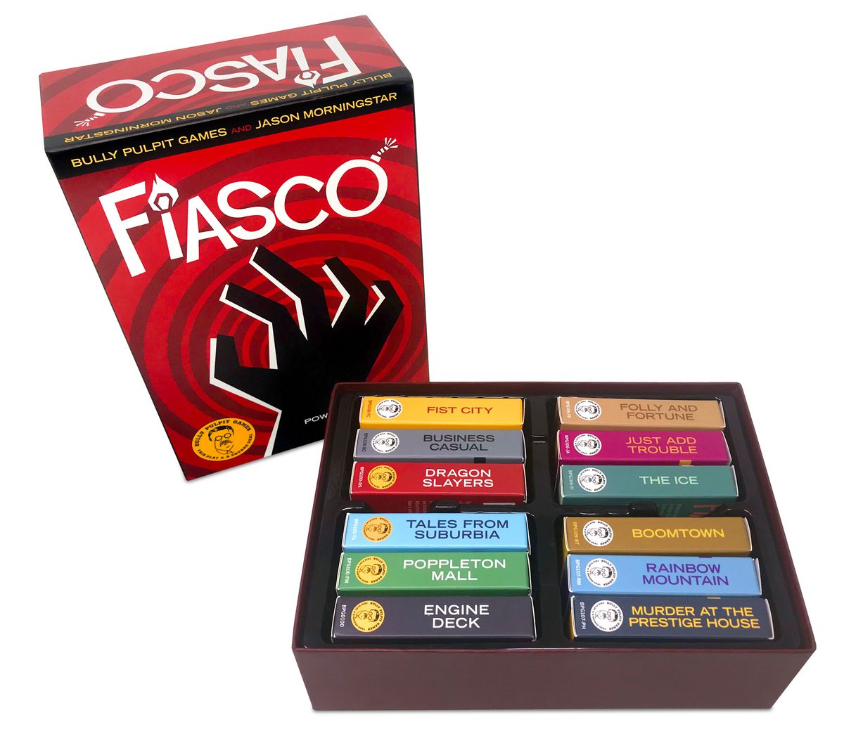 La version en boîte de Fiasco, qui comprend 12 jeux de cartes intitulés Fist City, Folly and Fortune, Dragon Slayers, Poppleton Mall, Boomtown, etc.