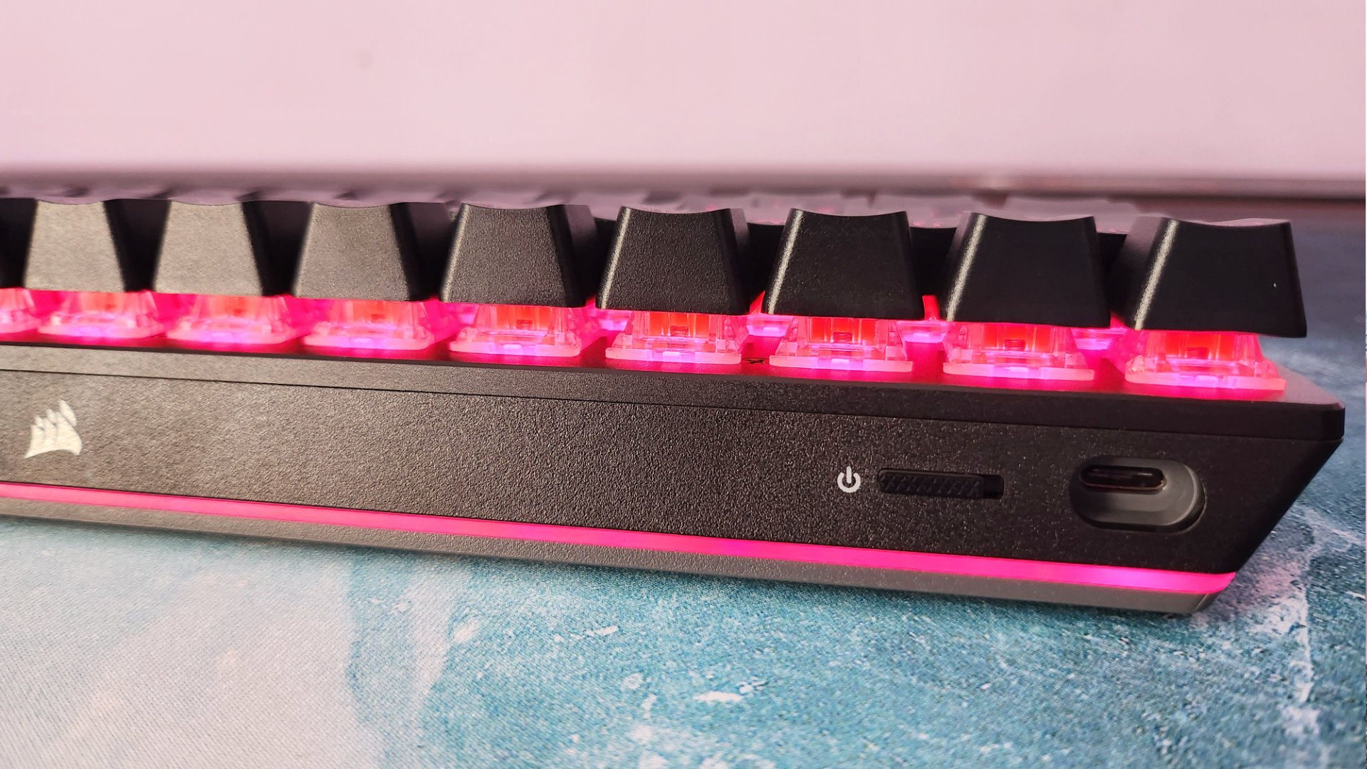 Corsair K70 Pro Mini Wireless review : L'arrière gauche du clavier de jeu sans fil, avec son bouton d'alimentation