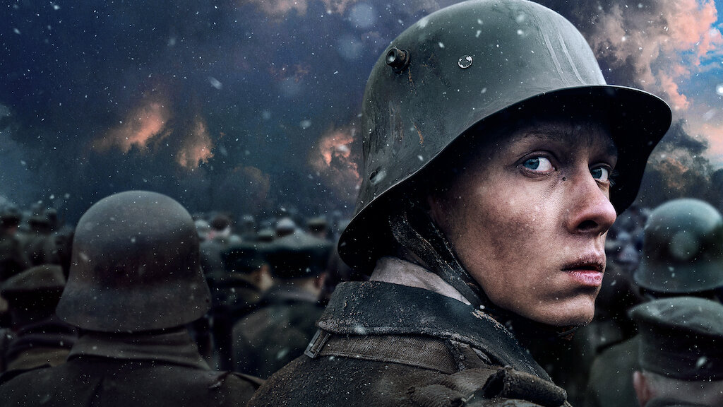Une image promotionnelle d'un soldat regardant derrière lui dans All Quiet on the Western Front de Netflix