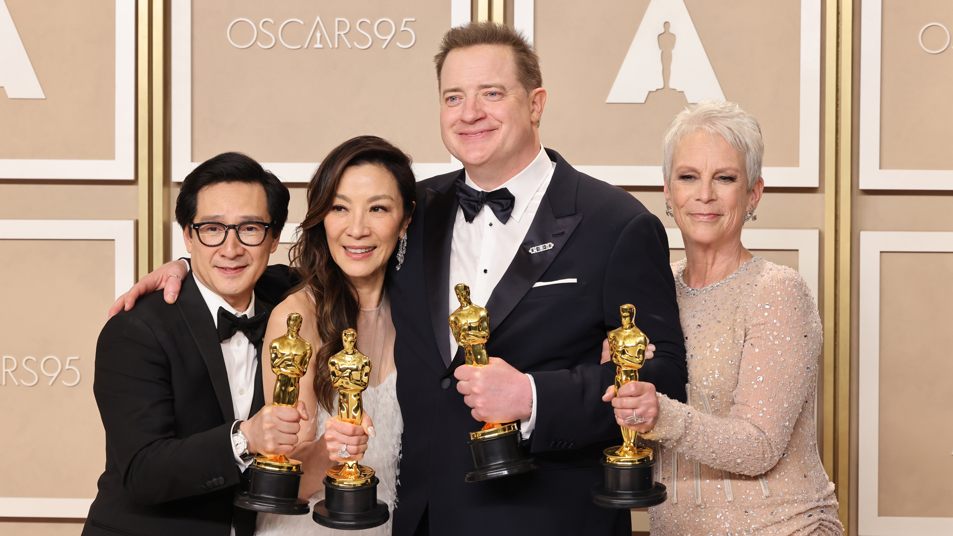 Brendan Fraser, Ke Huy Quan, Michelle Yeoh et Jamie Lee Curtis posent avec leurs trophées Oscar