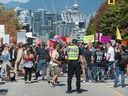 Plusieurs milliers de manifestants anti-vaccins convergent vers le Vancouver General Hospital dans le cadre du World Wide Walkout for Health Freedom à Vancouver le 1er septembre 2021. 