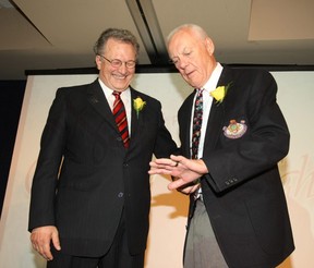 Bud Grant, à droite, était sur place en 2007 pour aider à présenter les bagues de la Coupe Grey aux joueurs qui ont joué pour lui avec les Bombers en 1958-59 et 1961-62.  C'était un événement organisé par Leo Ledohowksi, président de Canad Inns (à gauche).