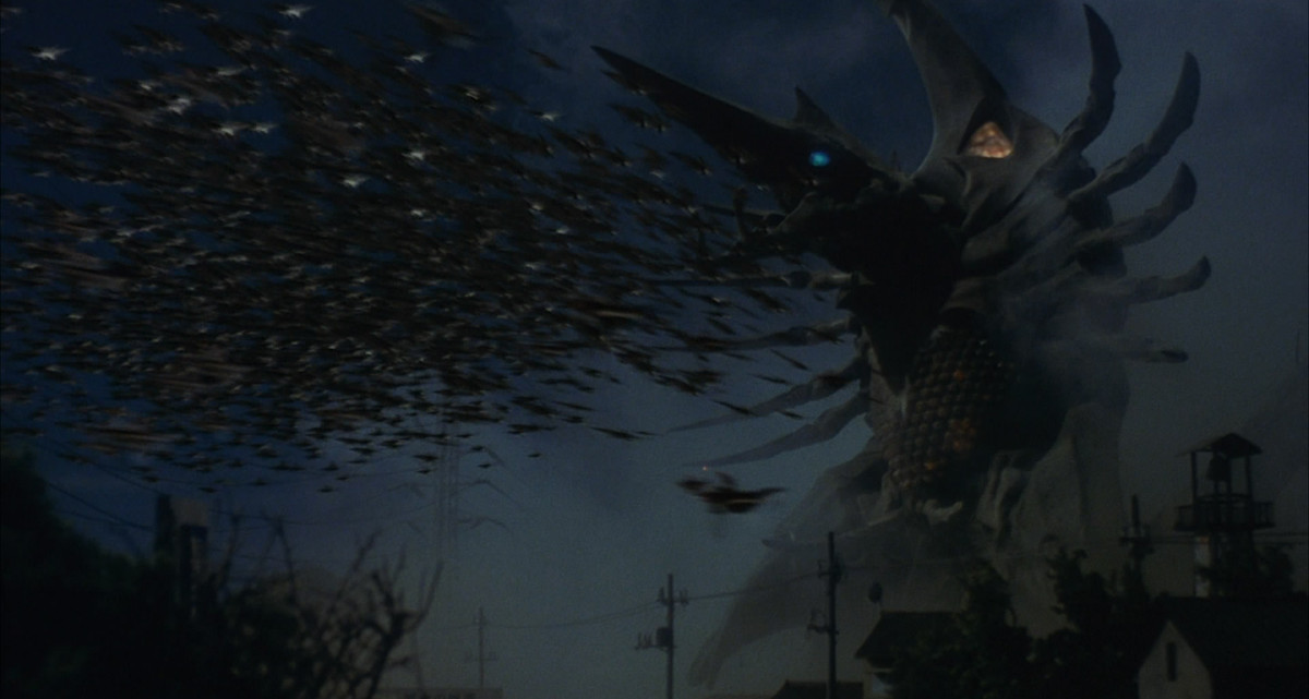 Une photo de Mother Legion le montre en train d'envoyer des centaines de ses enfants insectes pour attaquer