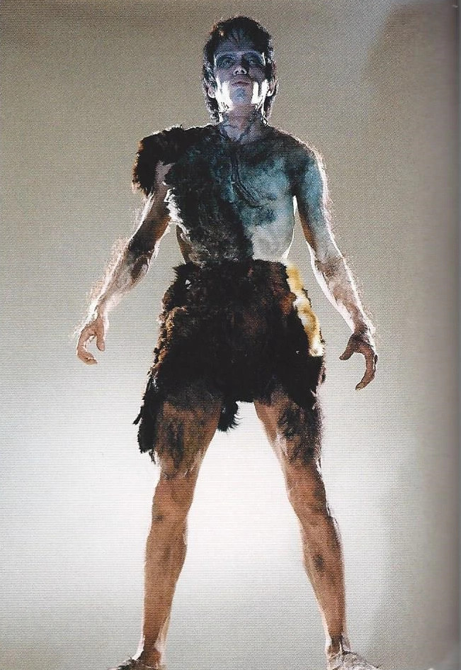 Une photo de Frankenstein montre une créature à moitié torse nu debout et regardant au loin
