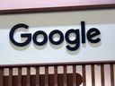 Le logo Google est visible au salon Vivatech à Paris, France, le 15 juin 2022.