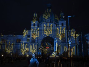 La gare de Lviv, dans l'ouest de l'Ukraine, est éclairée par l'artiste suisse Gerry Hofstetter, le mercredi 22 février 2023.