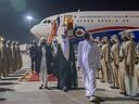 La gouverneure générale Mary Simon arrive à Dubaï le 17 mars 2022. Les détails du voyage publiés pour la première fois par le National Post montrent que la vice-royale, son mari et 29 passagers ont utilisé près de 100 000 $ de services de restauration en vol à bord d'un CC-150 Polaris de l'ARC.