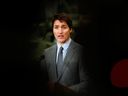 Le premier ministre Justin Trudeau assiste à une conférence de presse conjointe avec la présidente de la Commission européenne, Ursula von der Leyen (pas sur la photo) à la Base des Forces canadiennes (BFC) Kingston à Kingston, en Ontario, le 7 mars 2023.  