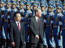 Le premier ministre canadien en visite Jean Chrétien (à droite) marche à côté du premier ministre chinois Wen Jiabao, le 22 octobre 2003, lors d'un examen de la garde d'honneur lors d'une cérémonie d'accueil au Grand Hall du Peuple à Pékin.  Chrétien et sa délégation sont arrivés à la fin du 21 octobre pour une visite officielle de quatre jours en Chine.  AFP PHOTO/Frédéric J. BROWN 