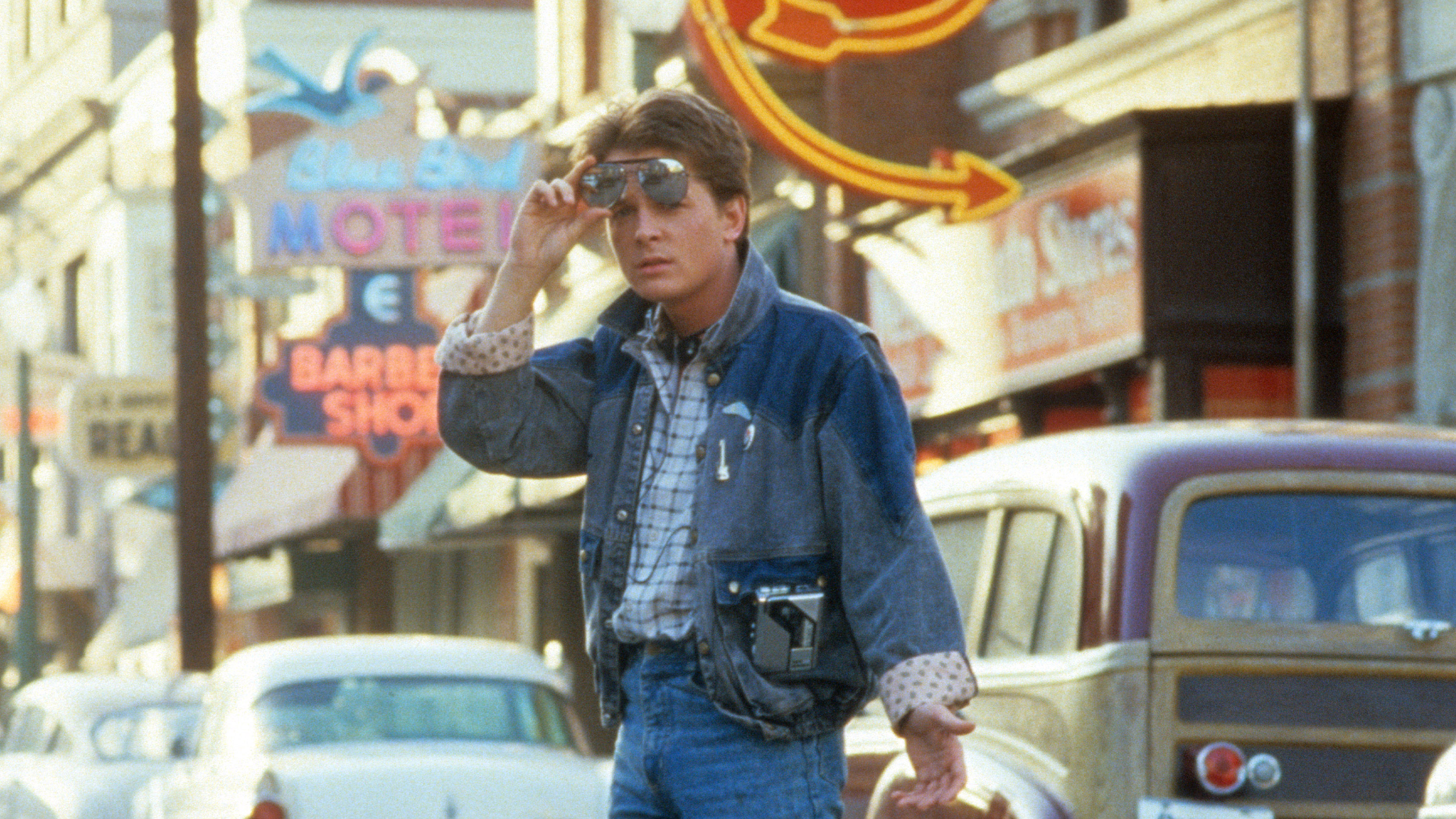 Michael J Fox dans le rôle de Marty McFly traversant la rue dans une scène du film 