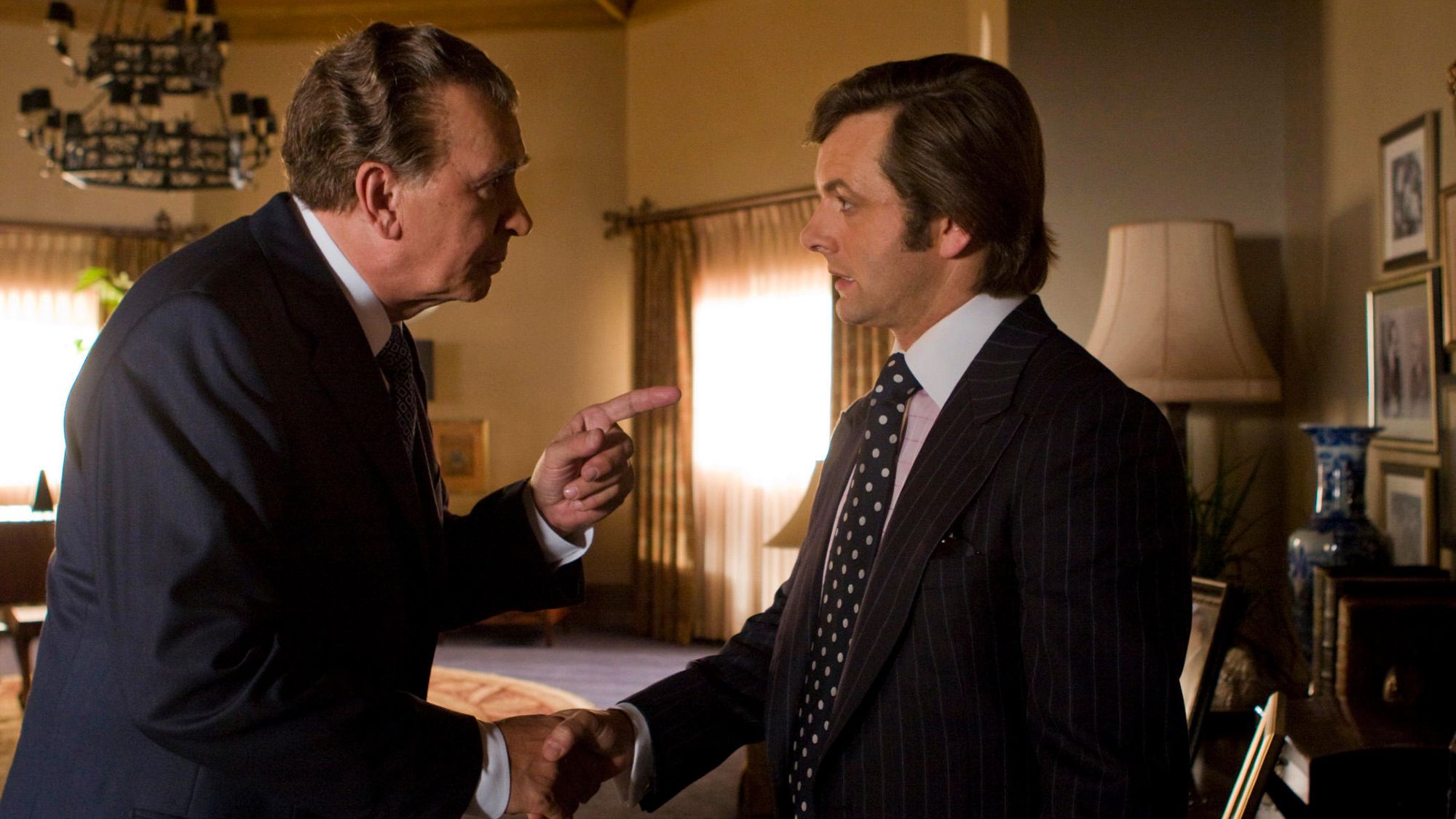 FRANK LANGELLA comme Richard Nixon et MICHAEL SHEEN comme David Frost dans Frost/Nixon