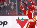 L'attaquant des Flames de Calgary Jonathan Huberdeau et les partisans célèbrent son but contre les Sénateurs d'Ottawa au Scotiabank Saddledome de Calgary le dimanche 12 mars 2023.
