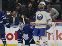 L'attaquant des Sabres de Buffalo Alex Tuch (89) réagit après avoir marqué le but gagnant contre les Maple Leafs de Toronto lors de la troisième période au Scotiabank Arena le 13 mars 2023.  