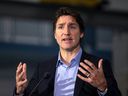 Le Premier ministre Justin Trudeau, vu parler aux médias sur une photo d'archive du 25 janvier 2023, doit aux près de deux millions de Canadiens chinois de ce pays de tenir une enquête publique complète sur l'ingérence de Pékin dans les affaires canadiennes, écrit Tasha Kheiriddin.