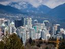 Les tours de condos et de bureaux remplissent l'horizon du centre-ville de Vancouver.