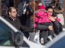 Des parents attendent leurs enfants au point de rencontre de l'École du Parc après qu'un autobus de la ville s'est écrasé dans une garderie de Laval le 8 février 2023.