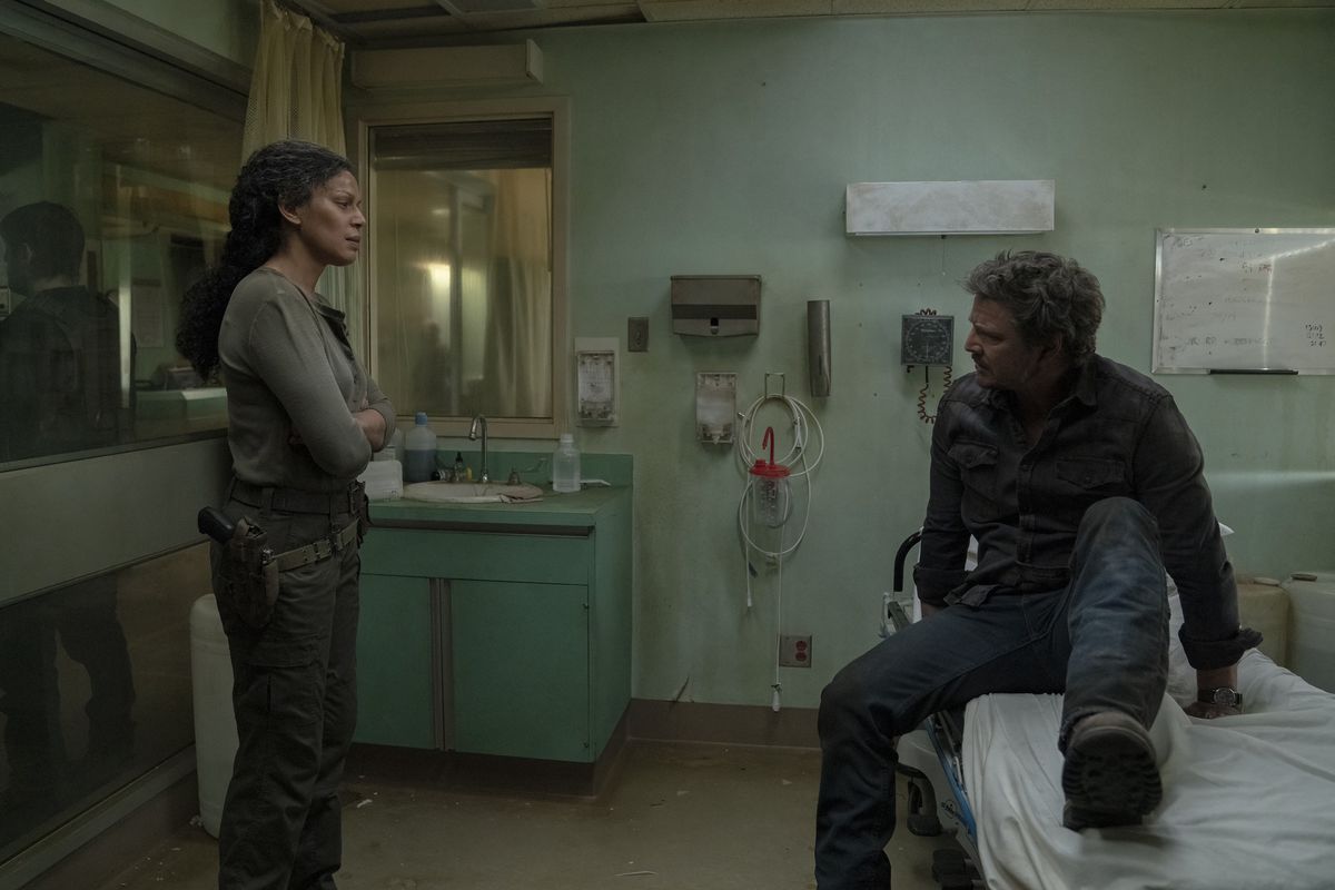Joel se lève d'un lit d'hôpital pendant que Marlene lui parle dans The Last of Us de HBO