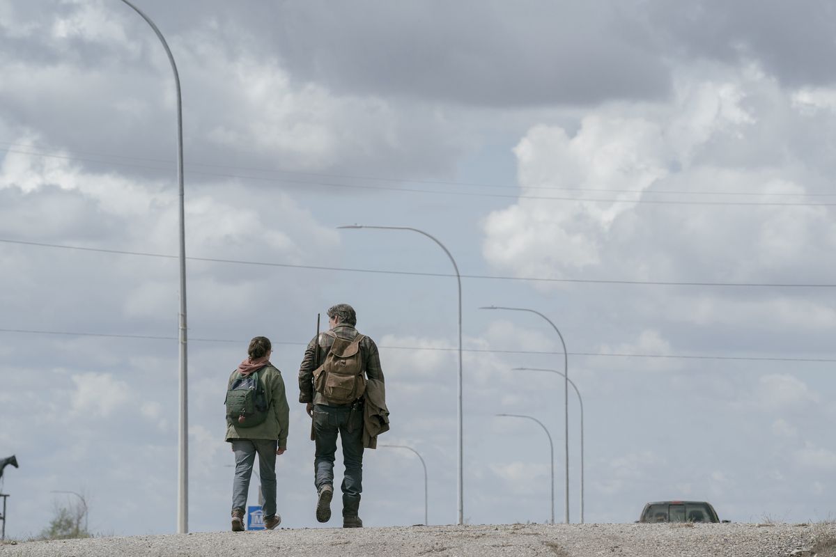 Joel et Ellie s'éloignent avec rien d'autre que la route et le ciel bleu au-dessus d'eux visibles dans The Last of Us de HBO
