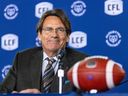Le PDG de Québecor, Pierre-Karl Péladeau, sourit après avoir été présenté comme le nouveau propriétaire des Alouettes de Montréal par le commissaire de la Ligue canadienne de football Randy Ambrosie lors d'une conférence de presse à Montréal le vendredi 10 mars 2023.
