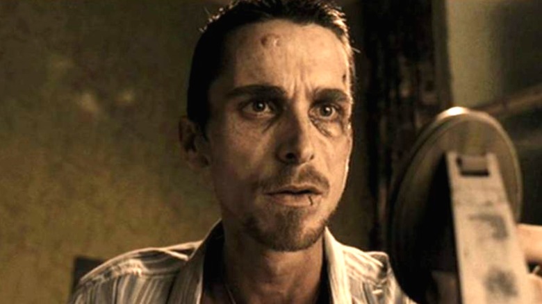 Une photo de Christian Bale dans le film The Machinist qui a l'air effrayé.