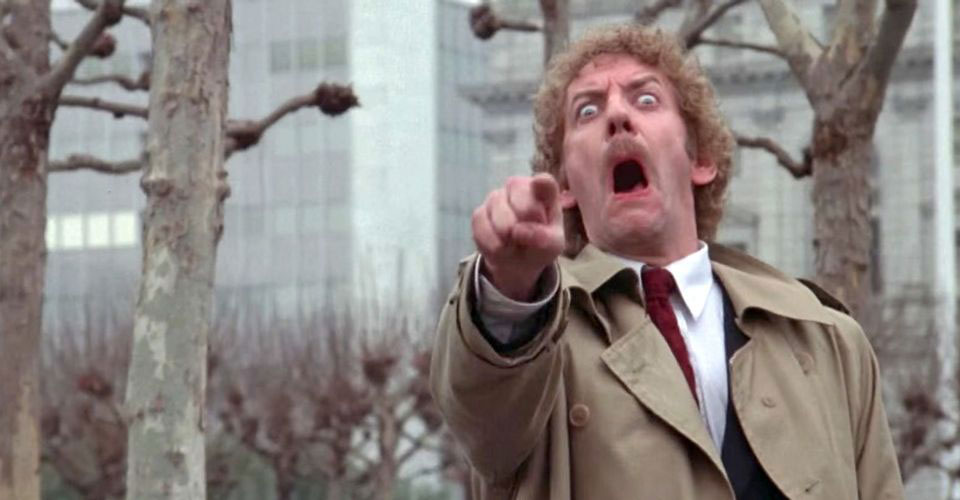 Donald Sutherland a l'air terrifié en pointant vers la caméra dans une image de Invasion of the Body Snatchers