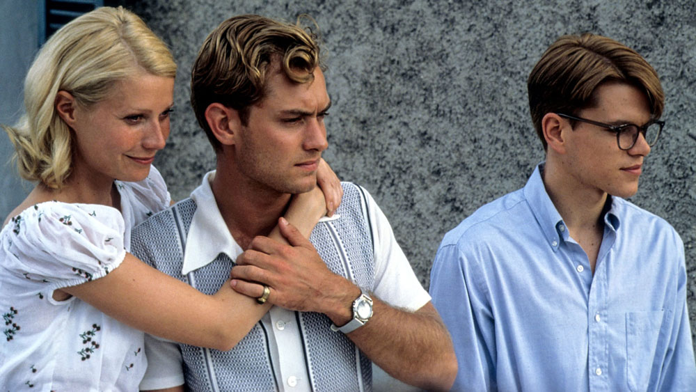 Gwyneth Paltrow, Jude Law et Matt Damon regardent hors caméra dans une photo de The Talented Mr Ripley