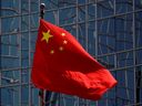 Le drapeau national chinois est vu à Pékin, en Chine, le 29 avril 2020. REUTERS/Thomas Peter/File Photo