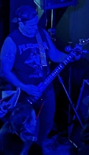 Le détective d'Ottawa Kirk Gidley joue avec le groupe de thrash metal Infrared.