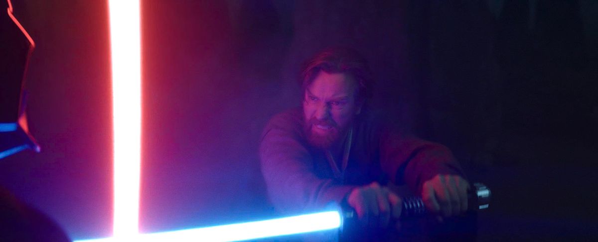 Obi-Wan Kenobi (Ewan McGregor) grimace alors que son sabre laser affronte celui de Dark Vador au milieu d'un combat dans la série Disney Plus Obi-Wan Kenobi