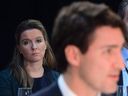 La chef de cabinet Katie Telford, à gauche, regarde le premier ministre Justin Trudeau prononcer son discours d'ouverture lors de la réunion des premiers ministres à Ottawa le 9 décembre 2016.  