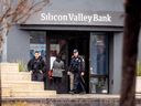 Des policiers quittent le siège de la Silicon Valley Banks à Santa Clara, en Californie, le 10 mars 2023.