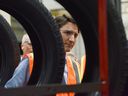 Le premier ministre Justin Trudeau visite une usine de pneus Michelin à Bridgewater, en Nouvelle-Écosse, le 14 mars 2023.   