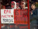 Photo d'archive/ Fans de Ryan Reynolds lors d'un match des Sénateurs d'Ottawa.