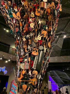 Le musée de la culture pop regorge de pièces intéressantes, notamment une tour en entonnoir tornade de guitares, de banjos et de claviers.  Lance Hornby/Soleil de Toronto